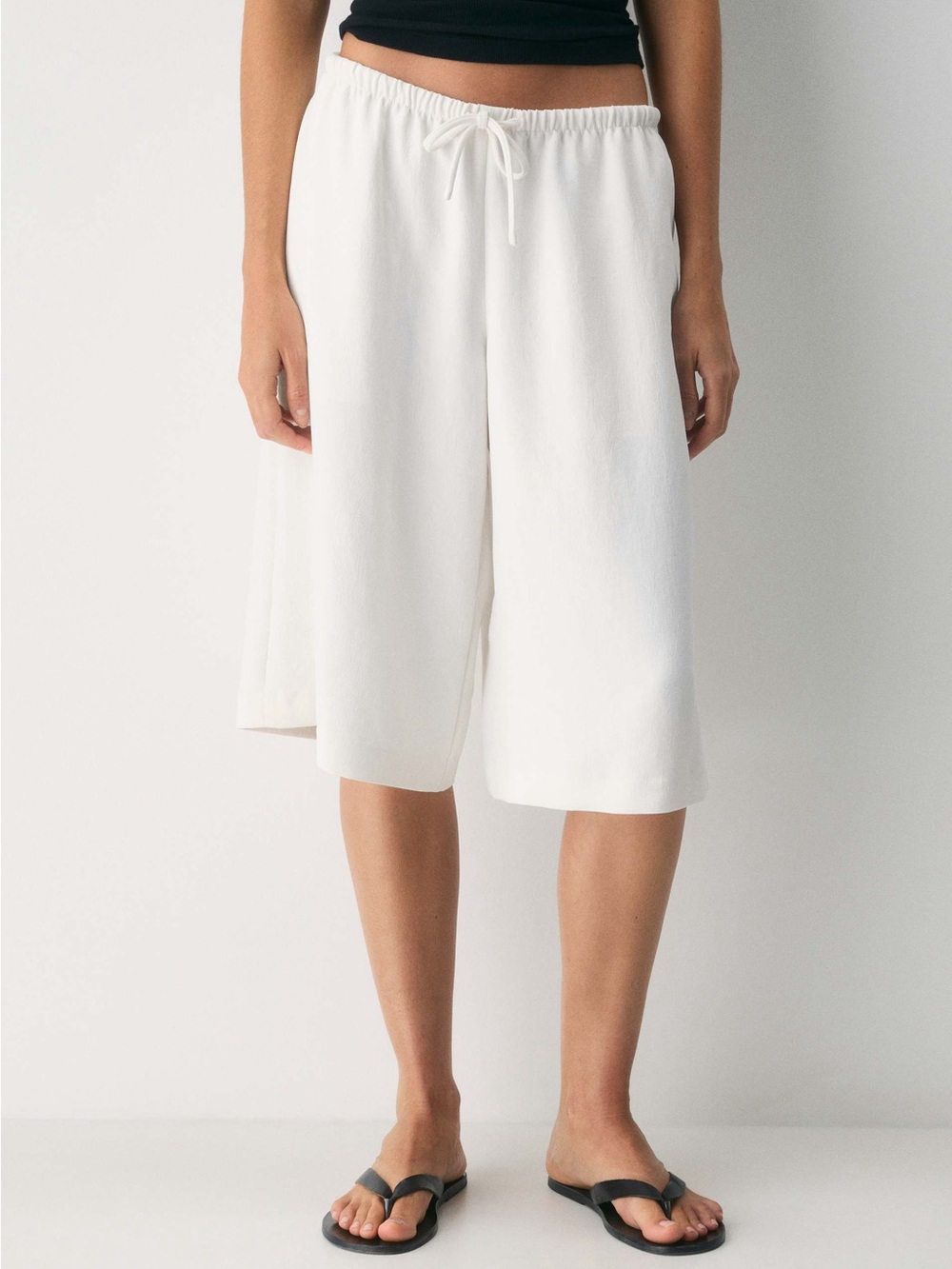 Aritzia Jetway Crepette Cream Long Shorts Culottes Size Small